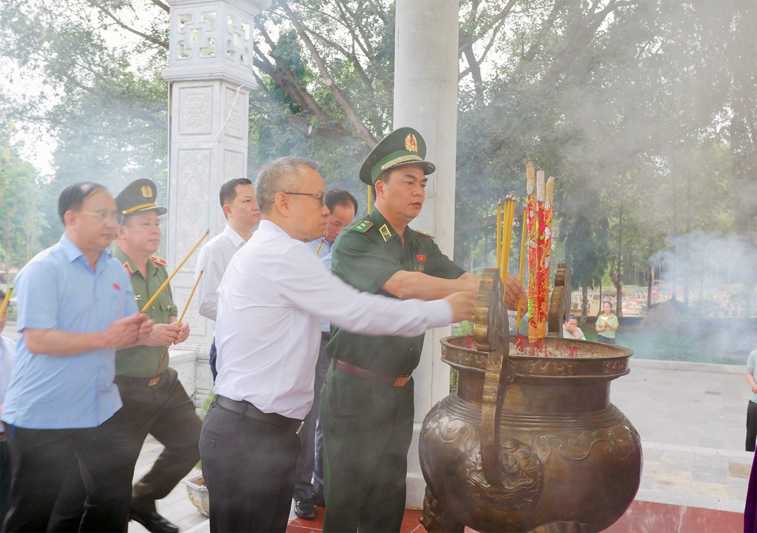 Đoàn công tác của Ủy ban Quốc phòng, An ninh và Đối ngoại dâng hương, dâng hoa tưởng nhớ các Anh hùng liệt sĩ tại Nghĩa trang Liệt sỹ Đồi 82