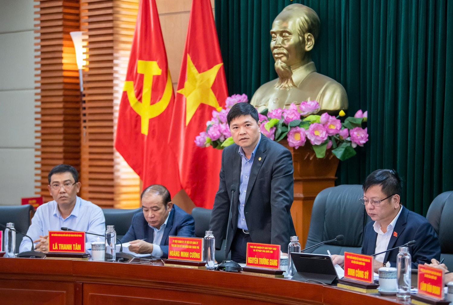 Phó Chủ tịch Ủy ban nhân dân thành phố Hải Phòng Hoàng Minh Cường cho biết, trong bối cảnh phát triển hiện nay, Hải Phòng rất cần có các chính sách đặc thù, đột phá hơn nữa để thu hút, giữ chân nhân lực, nhất là nhân lực chất lượng cao