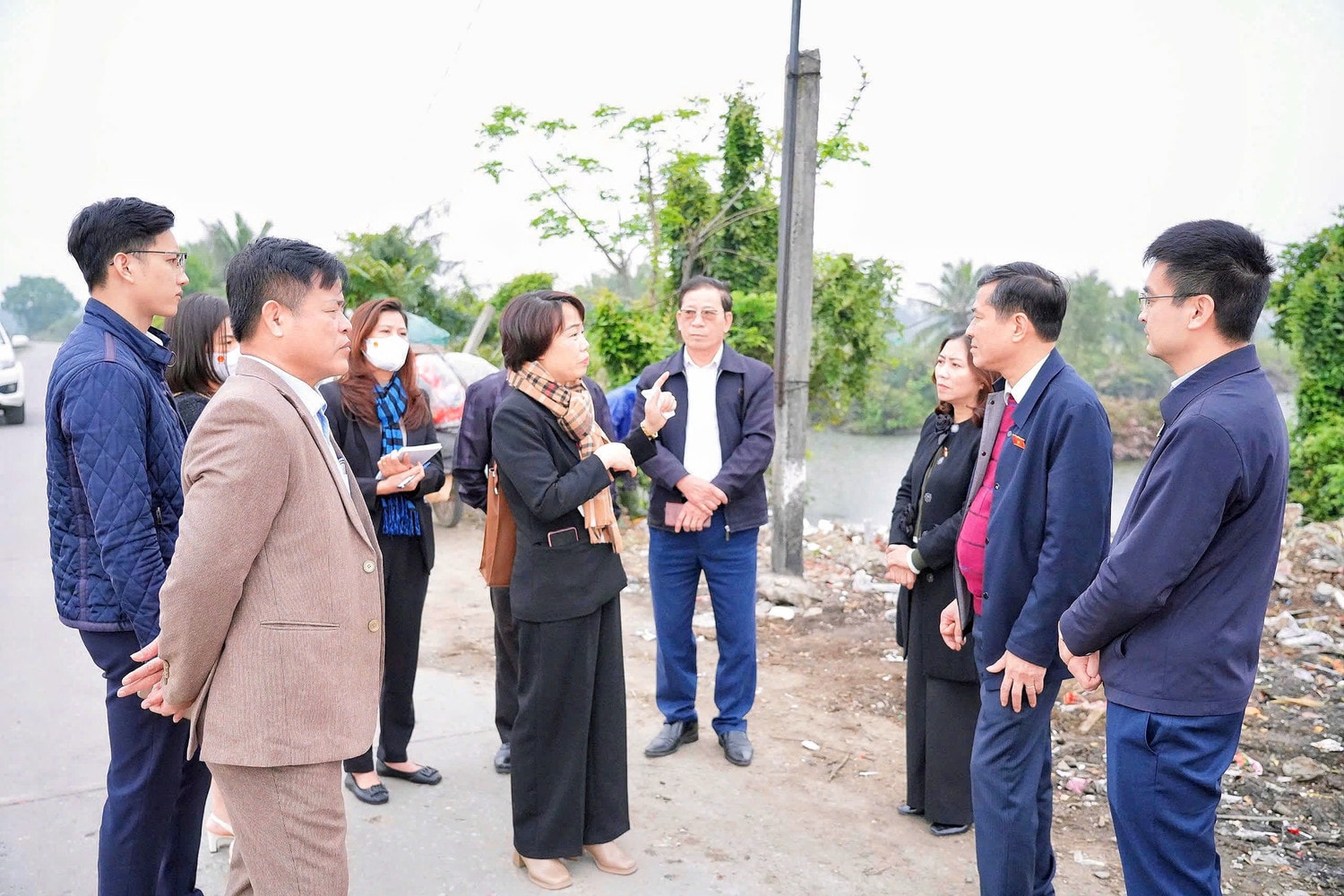 Đoàn ĐBQH tỉnh Nghệ An khảo sát địa điểm tập kết rác tại huyện Diễn Châu. Ảnh: Tiến Đông