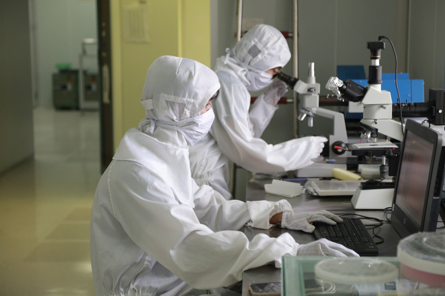 Hệ thống phòng thí nghiệm sạch của Khoa Vật lý, Trường Đại học Khoa học Tự nhiên, ĐHQGHN được trang bị thiết bị hiện đại, tiên tiến. Ảnh: VNU