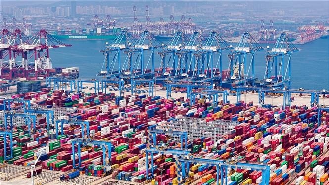 Quang cảnh cảng hàng hoá ở Thanh Đảo, tỉnh Sơn Đông, Trung Quốc. Ảnh: THX/TTXVN