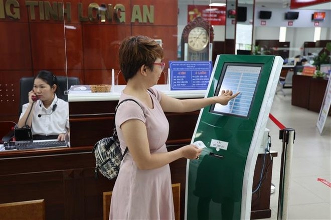 Người dân lấy số thứ tự tại Trung tâm Phục vụ Hành chính Công tỉnh Long An