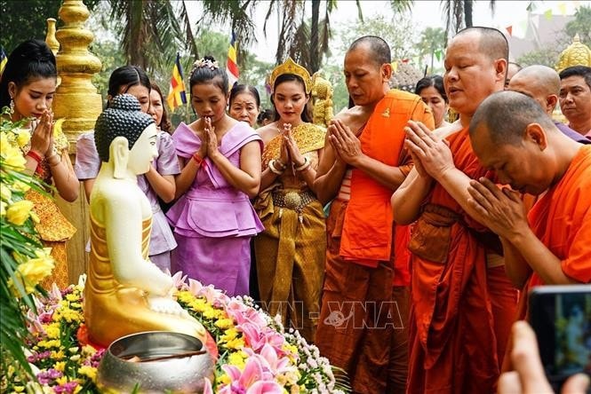 Nghi thức tắm Phật bằng nước ướp hương, gột rửa những điều không may mắn trong năm cũ để sang năm mới mọi sự được như ý. Ảnh tư liệu: Khánh Hòa/TTXVN