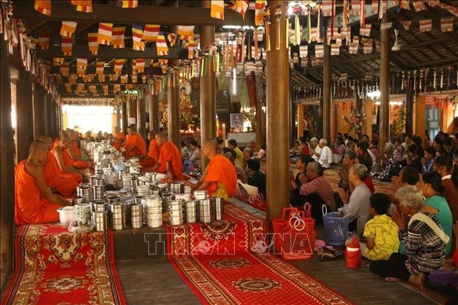 Phật tử chùa Khleang (thành phố Sóc Trăng) trong ngày Tết Chôl Chnăm Thmây cổ truyền. Ảnh tư liệu: Chanh Đa/TTXVN