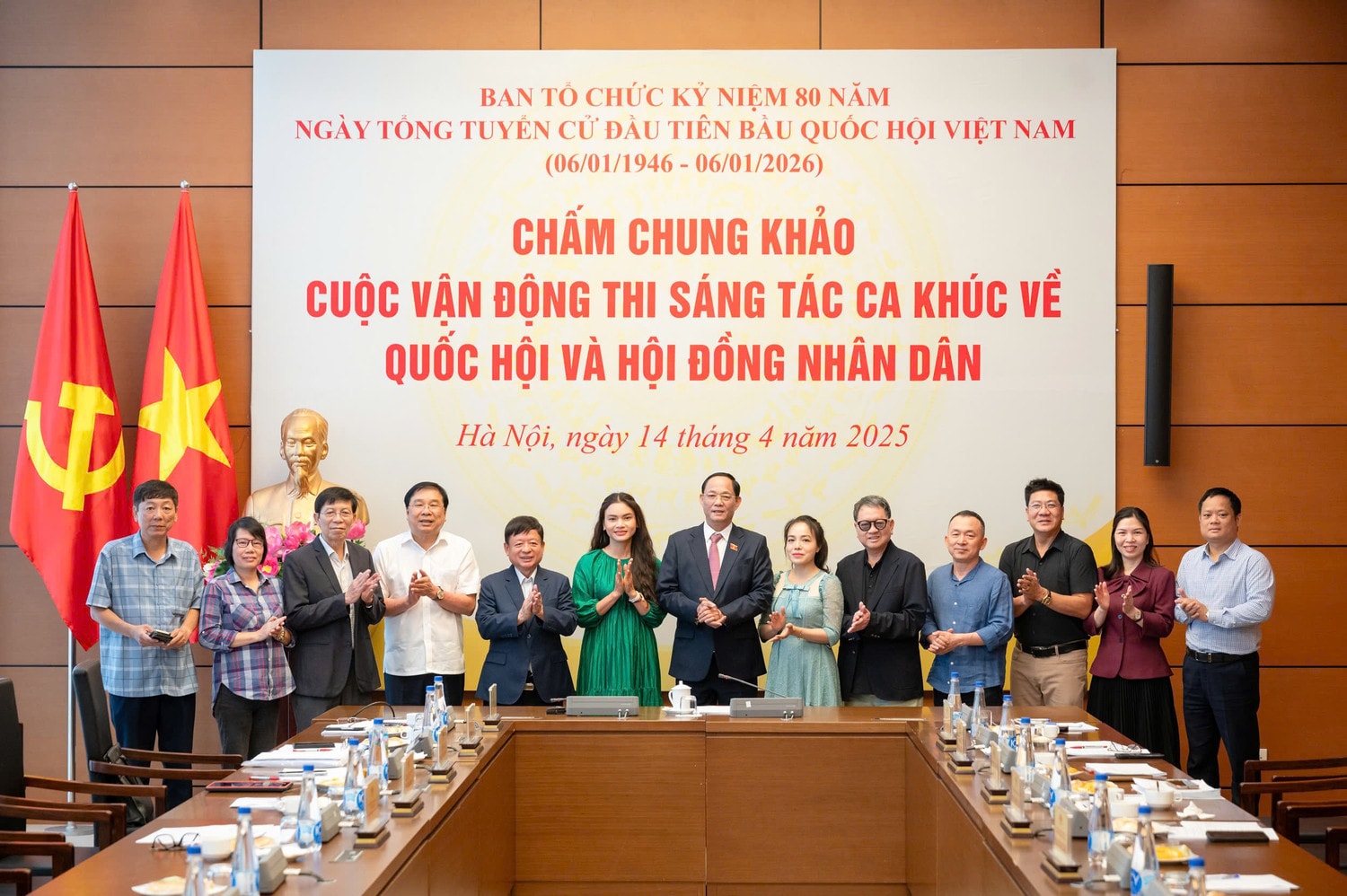 Phó Chủ tịch Quốc hội, Thượng tướng Trần Quang Phương chụp hình lưu niệm cùng các đại biểu