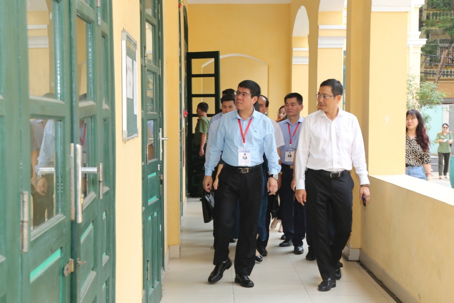 cuc-truong-huynh-van-chuong-kiem-tra-dieu-kien-co-co-vat-chat-tai-diem-thi-truong-thpt-ngo-quyen-hai-phong-3.jpg