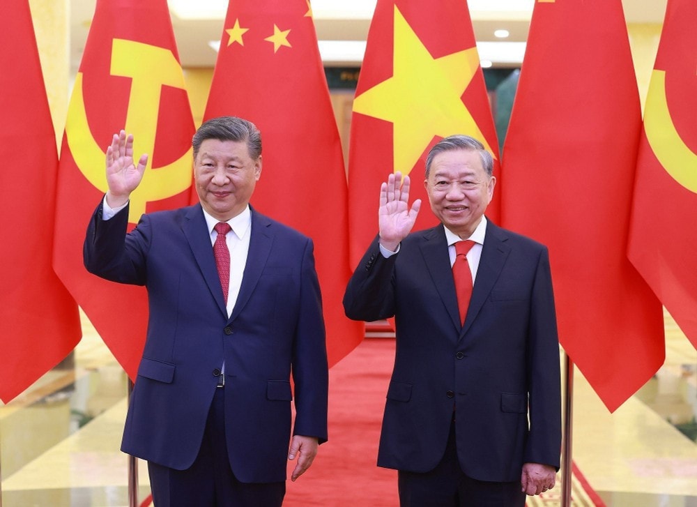 Party General Secretary To Lam and Chinese Party General Secretary and President of China Xi Jinping pose for a photo. (Photo: VNA) img-9544.jpg