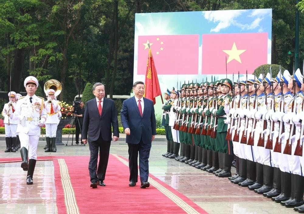 General Secretary of the Communist Party of Vietnam (CPV) Central Committee To Lam (L) and General Secretary of the Communist Party of China (CPC) Central Committee and President of China Xi Jinping review the guard of honour at the welcome ceremony for the top Chinese leader in Hanoi on April 14 afternoon. (Photo: VNA) img-9550.jpg