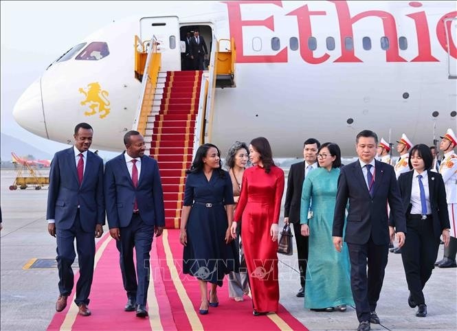 Thứ trưởng Ngoại giao Nguyễn Minh Hằng đón Thủ tướng Ethiopia Abiy Ahmed Ali và Phu nhân tại Sân bay quốc tế Nội Bài. Ảnh: Minh Đức/TTXVN