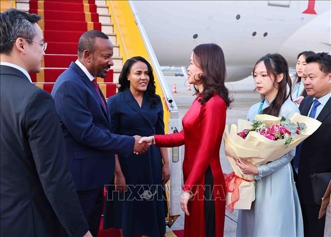 Thứ trưởng Ngoại giao Nguyễn Minh Hằng đón Thủ tướng Ethiopia Abiy Ahmed Ali và Phu nhân tại Sân bay quốc tế Nội Bài. Ảnh: Minh Đức/TTXVN