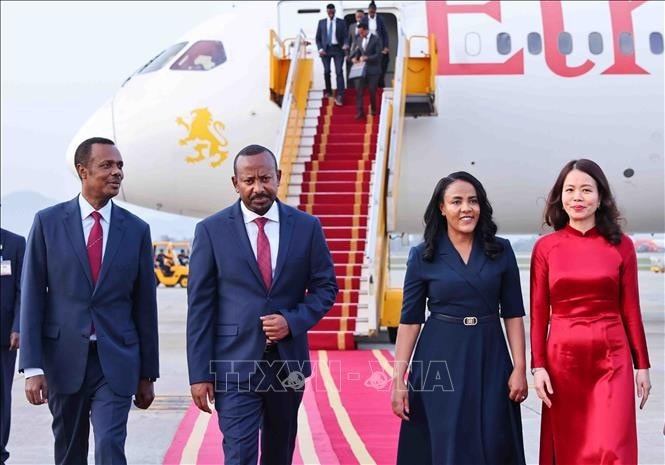 Thứ trưởng Ngoại giao Nguyễn Minh Hằng đón Thủ tướng Ethiopia Abiy Ahmed Ali và Phu nhân tại Sân bay quốc tế Nội Bài. Ảnh: Minh Đức/TTXVN