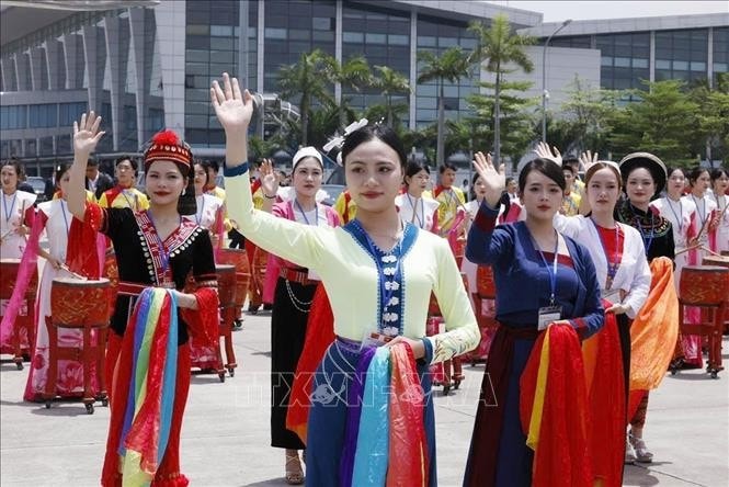 Chương trình biểu diễn văn hóa, nghệ thuật chào mừng tại Lễ đón Tổng Bí thư, Chủ tịch nước Trung Quốc Tập Cận Bình ở Sân bay quốc tế Nội Bài. Ảnh: TTXVN