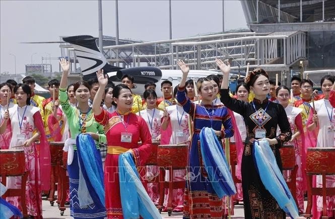 Chương trình biểu diễn văn hóa, nghệ thuật chào mừng tại Lễ đón Tổng Bí thư, Chủ tịch nước Trung Quốc Tập Cận Bình ở Sân bay quốc tế Nội Bài. Ảnh: TTXVN