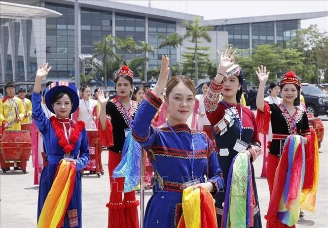 Chương trình biểu diễn văn hóa, nghệ thuật chào mừng tại Lễ đón Tổng Bí thư, Chủ tịch nước Trung Quốc Tập Cận Bình ở Sân bay quốc tế Nội Bài. Ảnh: TTXVN