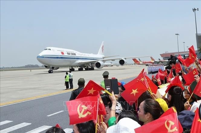 Chuyên cơ của Tổng Bí thư, Chủ tịch nước Trung Quốc Tập Cận Bình và Đoàn đại biểu cấp cao Trung Quốc hạ cánh xuống Sân bay quốc tế Nội Bài. Ảnh: TTXVN