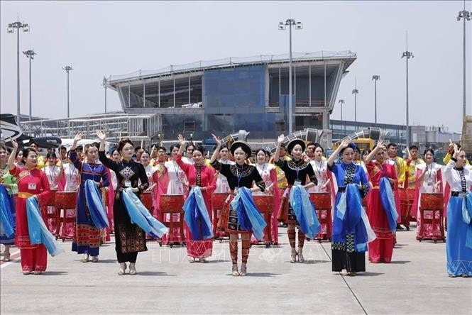 Chương trình biểu diễn văn hóa, nghệ thuật chào mừng tại Lễ đón Tổng Bí thư, Chủ tịch nước Trung Quốc Tập Cận Bình ở Sân bay quốc tế Nội Bài. Ảnh: TTXVN