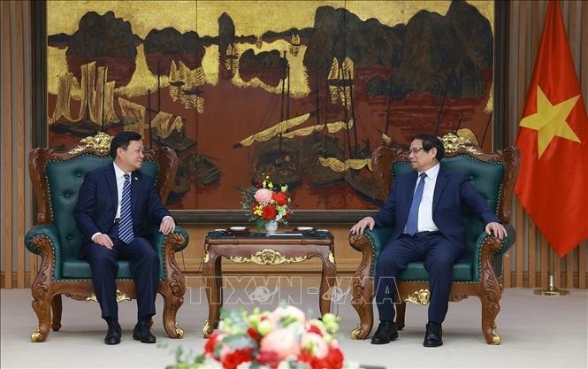 Thủ tướng Phạm Minh Chính tiếp ông Hạ Đông Phong, Chủ tịch Tập đoàn Máy bay thương mại Trung Quốc (COMAC). Ảnh: Dương Giang/TTXVN