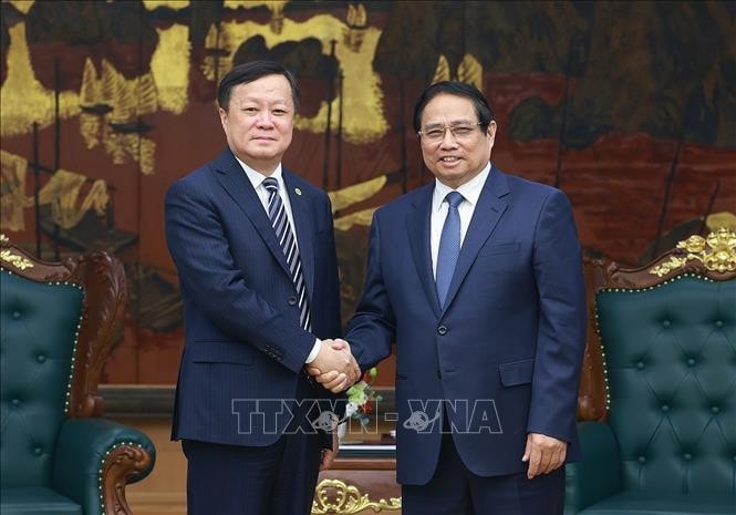 Thủ tướng Phạm Minh Chính tiếp ông Hạ Đông Phong, Chủ tịch Tập đoàn Máy bay thương mại Trung Quốc (COMAC). Ảnh: Dương Giang/TTXVN