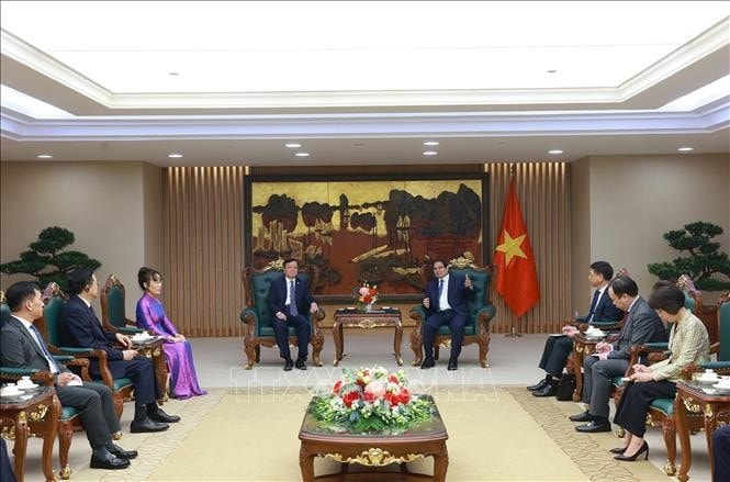 Thủ tướng Phạm Minh Chính tiếp ông Hạ Đông Phong, Chủ tịch Tập đoàn Máy bay thương mại Trung Quốc (COMAC). Ảnh: Dương Giang/TTXVN