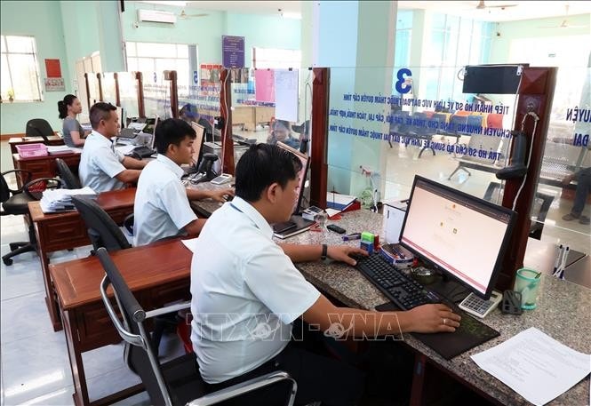 Cán bộ bộ phận một cửa hành chính công của UBND huyện Bù Đăng, Bình Phước. Ảnh: Hồng Đạt/TTXVN