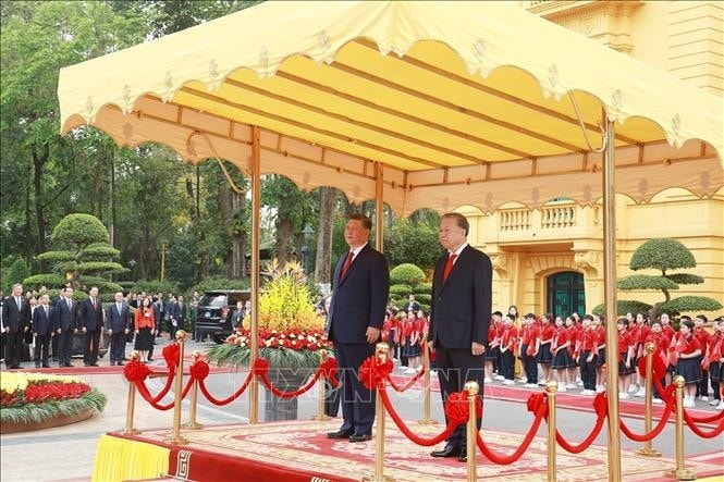 Tổng Bí thư Tô Lâm và Tổng Bí thư, Chủ tịch nước Trung Quốc Tập Cận Bình trên bục danh dự, nghe quân nhạc cử Quốc thiều hai nước. Ảnh: Thống Nhất/TTXVN