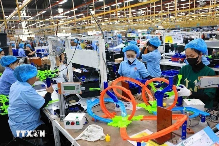 Sản xuất sản phẩm đồ chơi trẻ em của Công ty Trách nhiệm hữu hạn Chế xuất Billion Max Việt Nam, 100% vốn Hong Kong (Trung Quốc), xuất khẩu sang thị trường Mỹ, Pháp, Chi Lê. Ảnh: Phạm Hậu/TTXVN