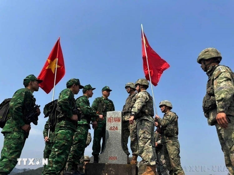 Tuần tra song phương tuyến biên giới Việt-Trung giữa Đồn Biên phòng Lũng Cú (Bộ Chỉ huy Bộ đội Biên phòng tỉnh Hà Giang) với Biên phòng khu vực huyện Phú Ninh (Quân Giải phóng Nhân dân Trung Quốc). Ảnh: Mạnh Cầm/TTXVN
