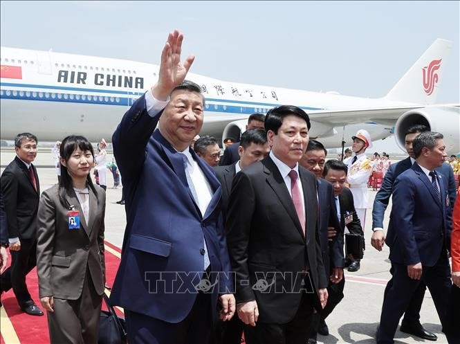 Tổng Bí thư, Chủ tịch nước Trung Quốc Tập Cận Bình đến Hà Nội, bắt đầu chuyến thăm cấp Nhà nước tới Việt Nam. Ảnh: Lâm Khánh/TTXVN