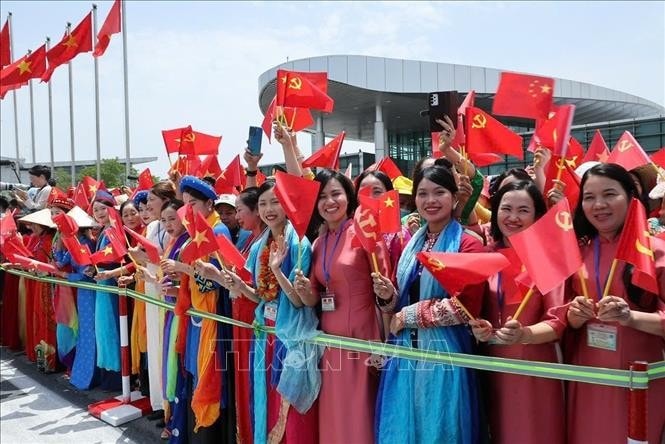Đại diện các tầng lớp nhân dân Thủ đô Hà Nội đón Tổng Bí thư, Chủ tịch nước Trung Quốc Tập Cận Bình và Đoàn cấp cao Trung Quốc tại Sân bay quốc tế Nội Bài. Ảnh: TTXVN
