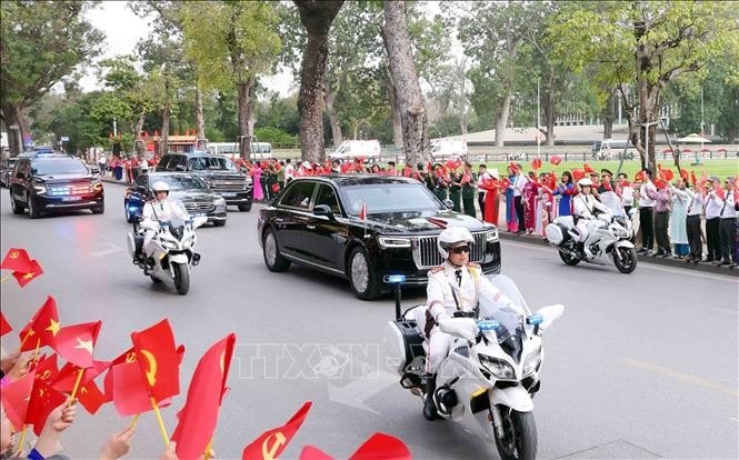 Đoàn xe của Đoàn đại biểu cấp cao Trung Quốc di chuyển đến Phủ Chủ tịch trong sự chào đón nồng nhiệt của người dân Thủ đô Hà Nội. Ảnh: Phạm Kiên/TTXVN