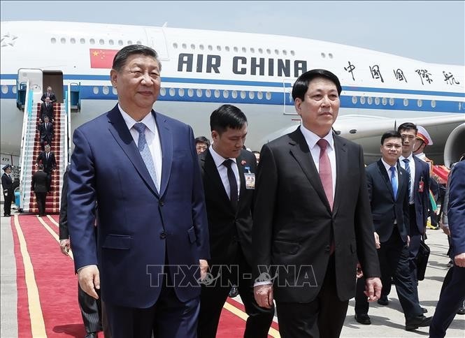 Ủy viên Bộ Chính trị, Chủ tịch nước Cộng hòa xã hội chủ nghĩa Việt Nam Lương Cường đón Tổng Bí thư, Chủ tịch nước Trung Quốc Tập Cận Bình tại Sân bay quốc tế Nội Bài. Ảnh: Lâm Khánh/TTXVN