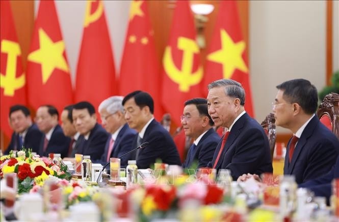 Tổng Bí thư Tô Lâm và Đoàn cấp cao Việt Nam tại cuộc hội đàm với Tổng Bí thư, Chủ tịch nước Trung Quốc Tập Cận Bình. Ảnh: Dương Giang/TTXVN