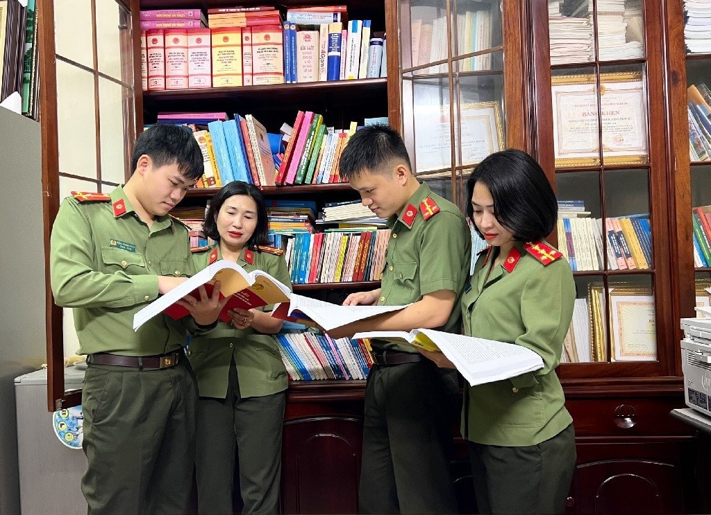 Lực lượng pháp chế Công an tỉnh Nghệ An thường xuyên nghiên cứu, cập nhật quy định pháp luật để nâng cao hiệu quả công tác tham mưu xây dựng văn bản.