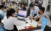 Các chuyên viên Trung tâm Phục vụ Hành chính Công tỉnh Long An hỗ trợ người dân, doanh nghiệp tạo lập tài khoản và đăng ký chữ ký số để làm thủ tục hành chính trực tuyến. 