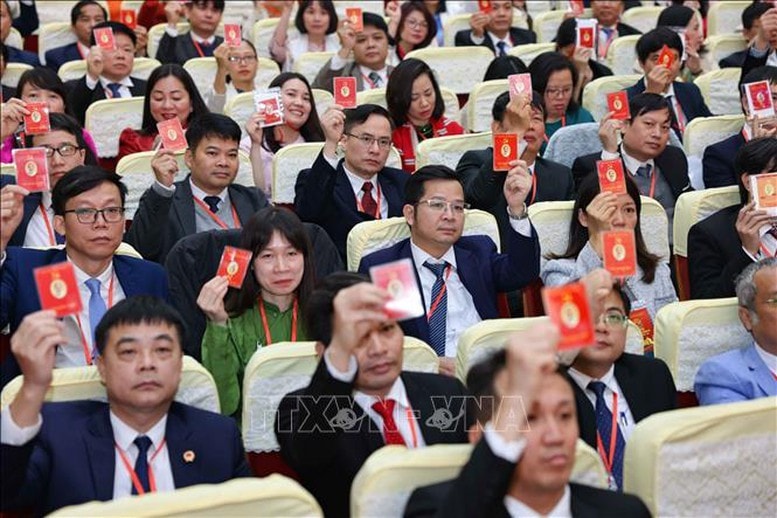 Đại biểu biểu quyết thông qua dự thảo Nghị quyết Đại hội. Ảnh: TTXVN