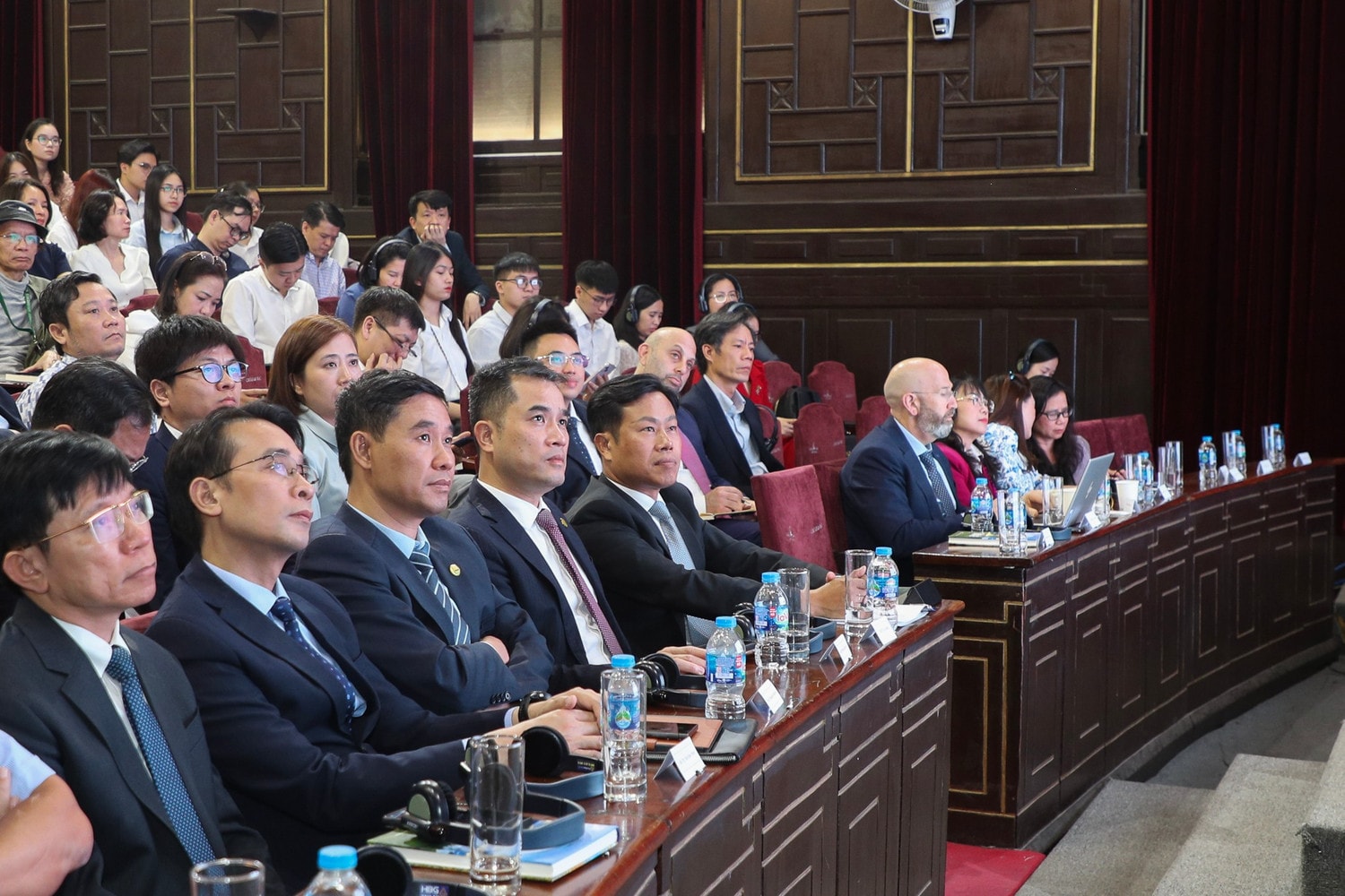 vnu-giam-doc-dhqghn-le-quan-tham-gia-tai-buoi-toa-dam-7.jpg