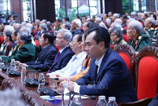 vna-potal-tong-bi-thu-gap-mat-can-bo-lao-thanh-cach-mang-nguoi-co-cong-gia-dinh-chinh-sach-tieu-bieu-stand-2.jpg