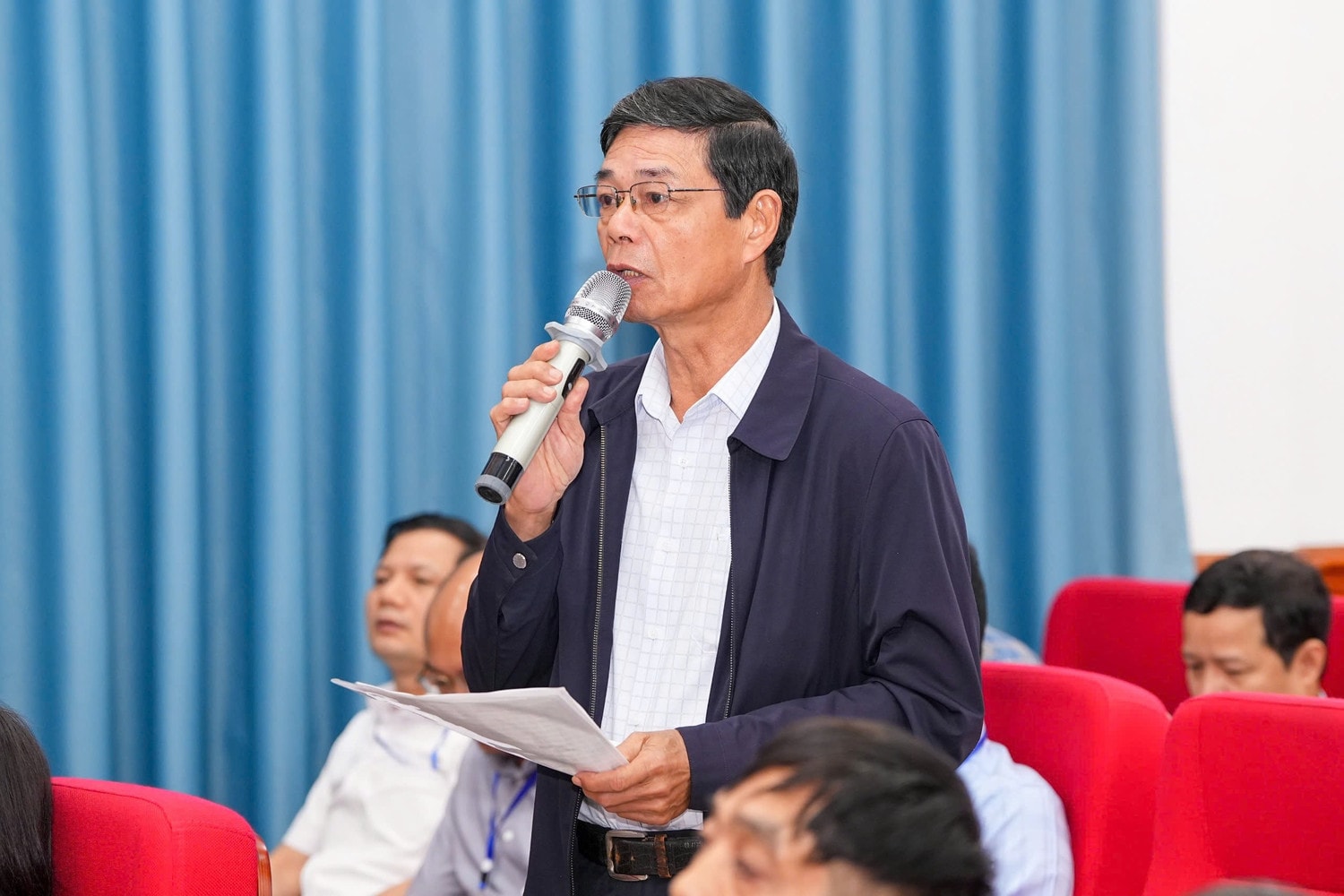 Cử tri phát biểu ý kiến tại buổi tiếp xúc
