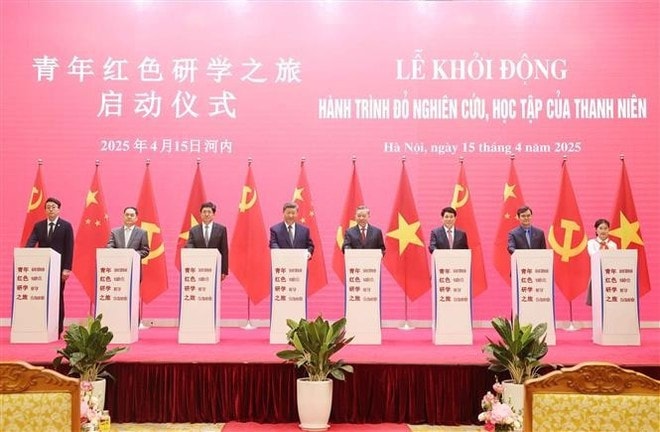 Party General Secretary To Lam (fourth, right), State President Luong Cuong (third, right) and General Secretary of the Communist Party of China Central Committee and President of China Xi Jinping (fourth, left) and delegates launch the “Red Journey: Youth’s researches and studies” project in Hanoi on April 15 (Photo: VNA) Party General Secretary To Lam (fourth, right), State President Luong Cuong (third, right) and General Secretary of the Communist Party of China Central Committee and President of China Xi Jinping (fourth, left) and delegates launch the “Red Journey: Youth’s researches and studies” project in Hanoi on April 15 (Photo: VNA)