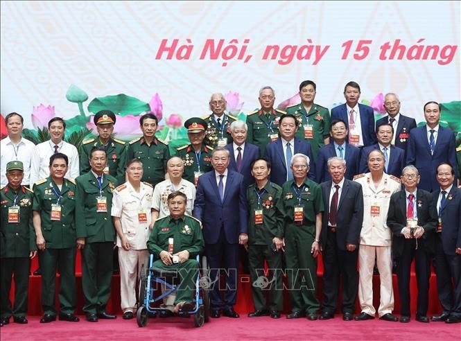 vna-potal-tong-bi-thu-gap-mat-can-bo-lao-thanh-cach-mang-nguoi-co-cong-gia-dinh-chinh-sach-tieu-bieu-stand-10.jpg