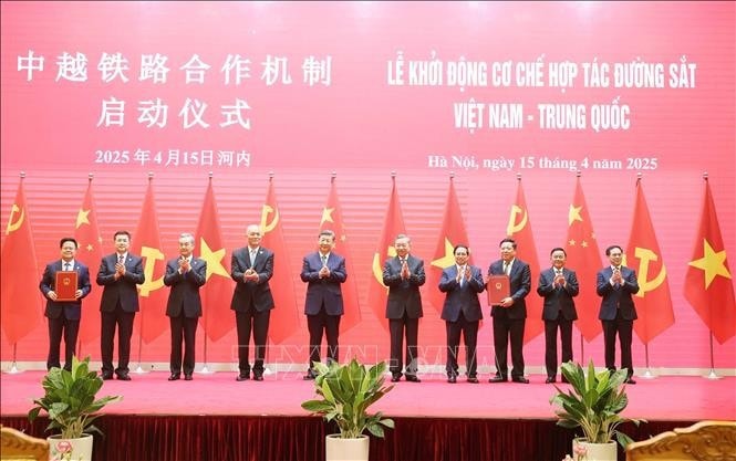 vna-potal-lanh-dao-dang-nha-nuoc-viet-nam-trung-quoc-du-lien-hoan-giao-luu-huu-nghi-nhan-dan-hai-nuoc-stand.jpg