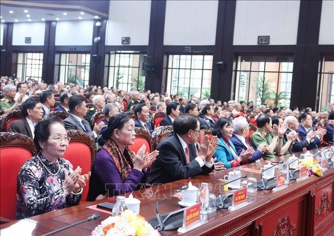 vna-potal-tong-bi-thu-gap-mat-can-bo-lao-thanh-cach-mang-nguoi-co-cong-gia-dinh-chinh-sach-tieu-bieu-stand-8.jpg