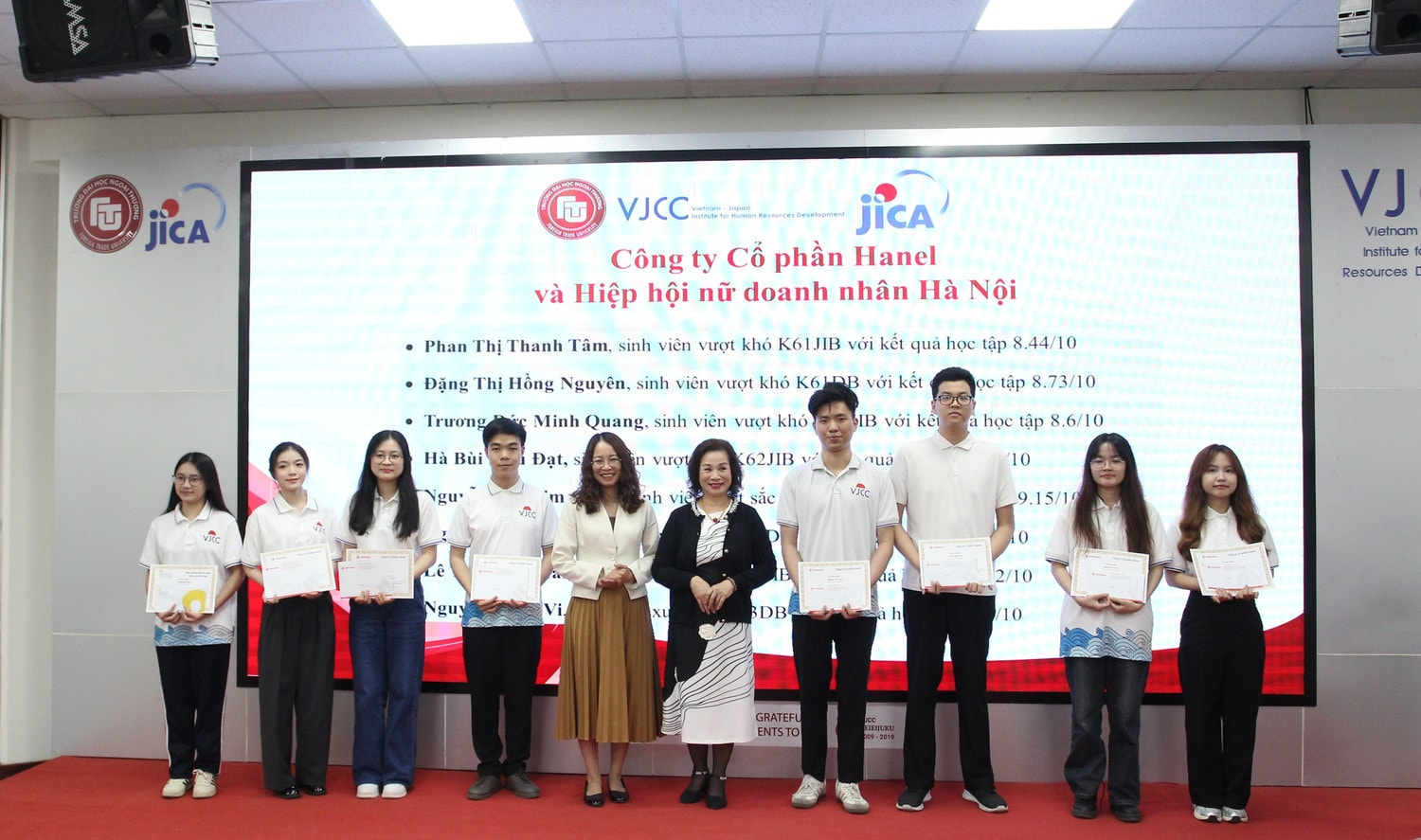 lanh-dao-hnew-va-hanel-trao-hoc-bong-cho-sinh-vien-vuot-kho-va-sinh-vien-co-thanh-tich-xuat-sac.jpg