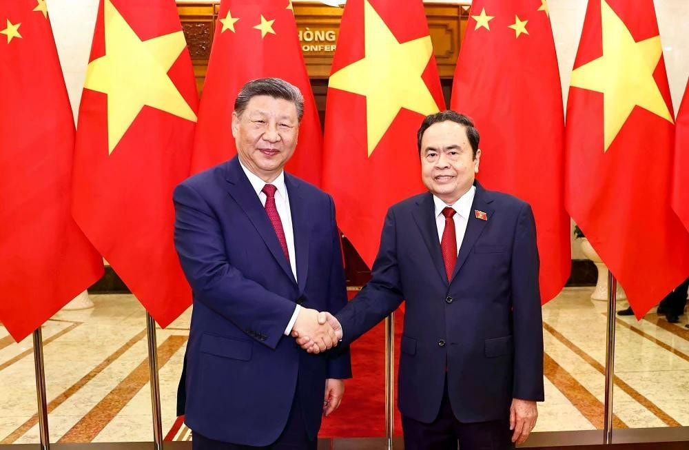 Chairman of the National Assembly (NA) Tran Thanh Man (R) and General Secretary of the Communist Party of China (CPC) Central Committee and President of China Xi Jinping in Hanoi on April 14 (Photo: VNA) img-9575.jpg