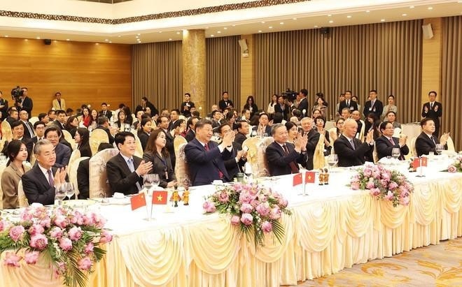 Vietnamese leaders host a grand banquet in Hanoi on April 14 evening in honour of General Secretary of the Communist Party of China and President of China Xi Jinping. (Photo: VNA) Vietnamese leaders host a grand banquet in Hanoi on April 14 evening in honour of General Secretary of the Communist Party of China and President of China Xi Jinping. (Photo: VNA)