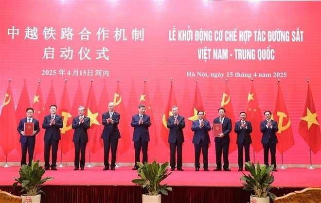 Party General Secretary To Lam and General Secretary of the Communist Party of China Central Committee and President of China Xi Jinping and delegates witness the launch of a Vietnam–China railway cooperation mechanism in Hanoi on April 15 (Photo: VNA) Party General Secretary To Lam and General Secretary of the Communist Party of China Central Committee and President of China Xi Jinping and delegates witness the launch of a Vietnam–China railway cooperation mechanism in Hanoi on April 15 (Photo: VNA)
