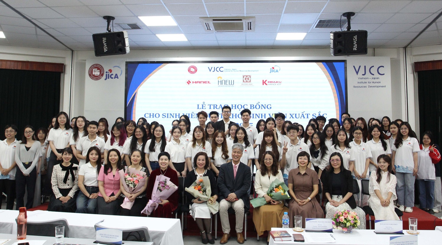 le-trao-hoc-bong-cho-sinh-vien-vuot-kho-sinh-vien-xuat-sac-nam-hoc-2024-2025-cua-vien-vjcc.jpg