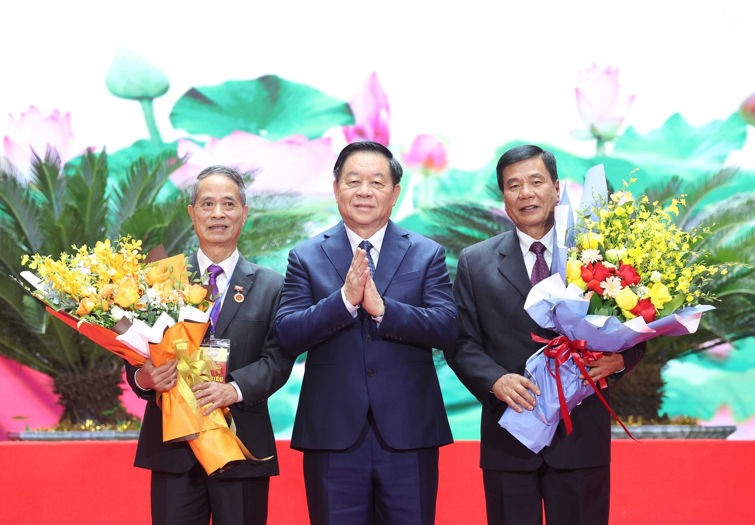 vna-potal-tong-bi-thu-gap-mat-can-bo-lao-thanh-cach-mang-nguoi-co-cong-gia-dinh-chinh-sach-tieu-bieu-7973805.jpg