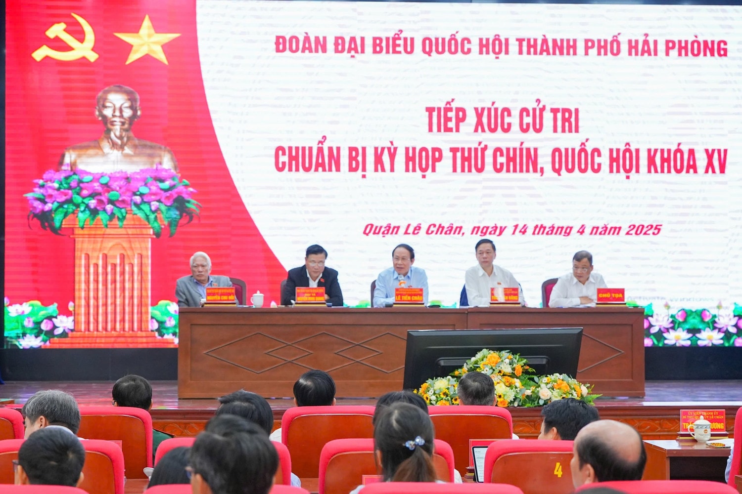 Ủy viên Trung ương Đảng, Bí thư Thành ủy, Trưởng đoàn ĐBQH thành phố Lê Tiến Châu tại cuộc tiếp xúc cử tri. Ảnh: Đ.Thanh