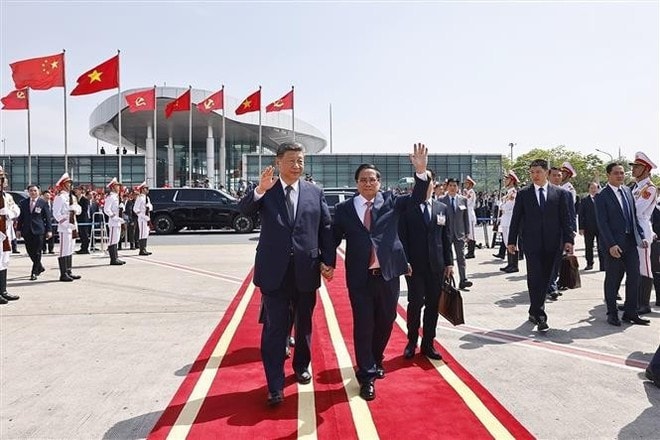 Prime Minister Pham Minh Chinh (right, front) bids farewell to General Secretary of the Communist Party of China (CPC) Central Committee and President of China Xi Jinping at the Noi Bai International Airport in Hanoi on April 15 afternoon. (Photo: VNA) Prime Minister Pham Minh Chinh (right, front) bids farewell to General Secretary of the Communist Party of China (CPC) Central Committee and President of China Xi Jinping at the Noi Bai International Airport in Hanoi on April 15 afternoon. (Photo: VNA)